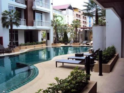 Bazén v ubytování Art Patong Residence nebo v jeho okolí