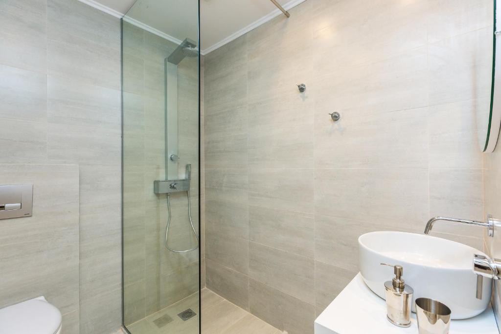Łazienka w obiekcie Georgioupolis Plaza Suites