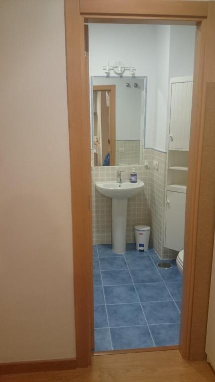 łazienka z umywalką i toaletą w obiekcie Casa de George w Maladze