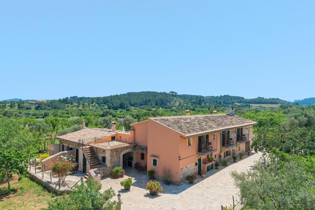 une image d'une maison dans l'établissement Finca - Agroturisme Sa Parellada, à Binibona