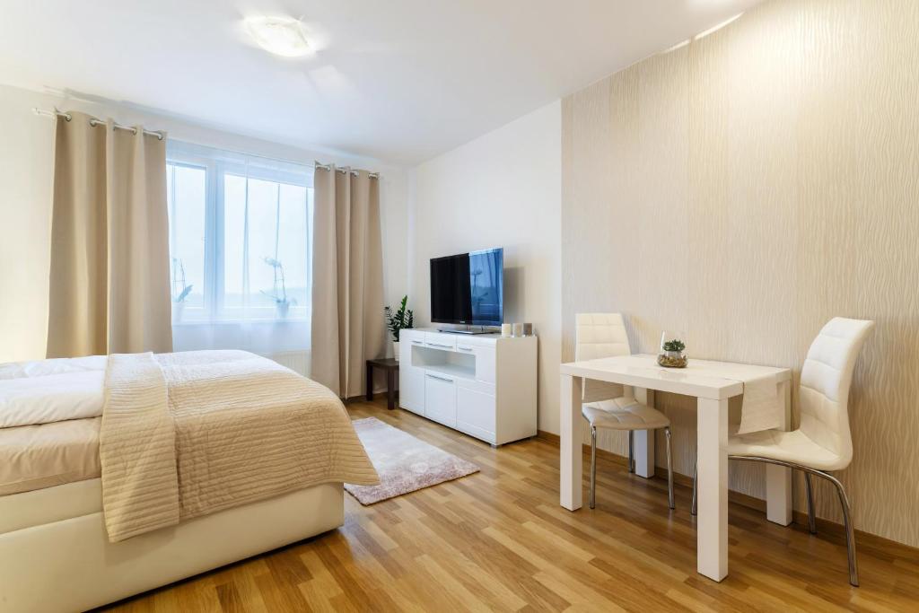 Telewizja i/lub zestaw kina domowego w obiekcie Golden Apartments Rezidence Nová Karolina