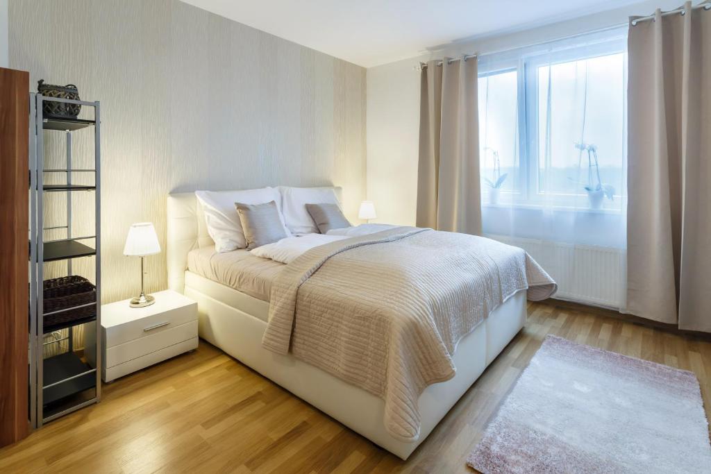 Łóżko lub łóżka w pokoju w obiekcie Golden Apartments Rezidence Nová Karolina
