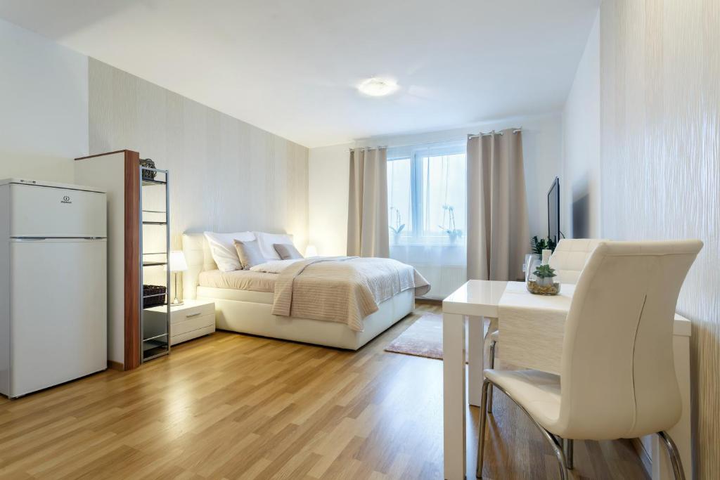 Łóżko lub łóżka w pokoju w obiekcie Golden Apartments Rezidence Nová Karolina