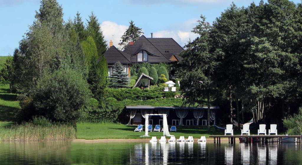 a house on the shore of a body of water at Gościniec Gaładuś in Dusznica