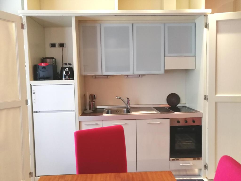 A kitchen or kitchenette at Siena Home And Sailing