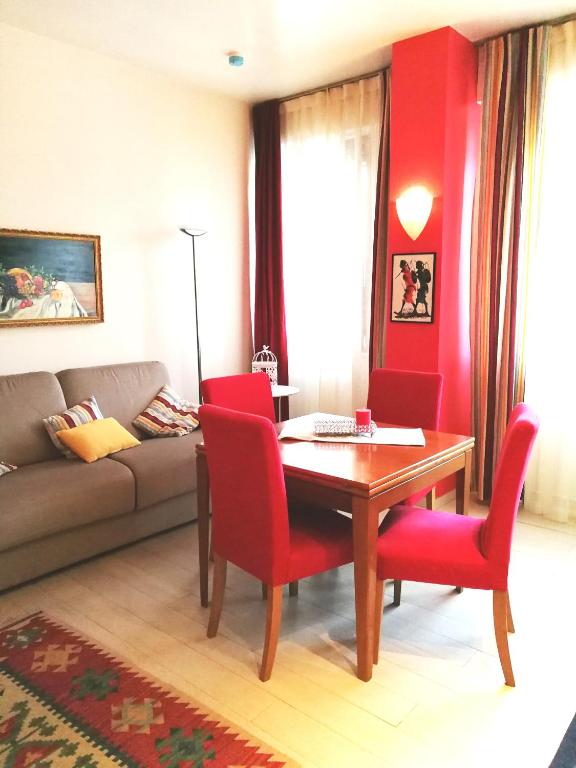 A seating area at Siena Home And Sailing