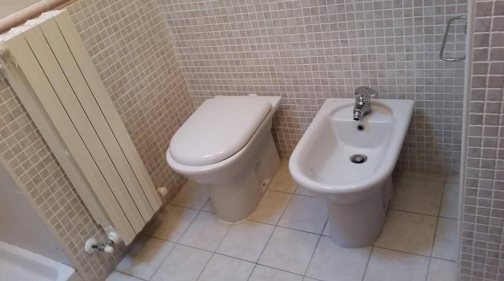 La salle de bains est pourvue de toilettes et d'un bidet. dans l'établissement Colle dell'Ara, à Chieti