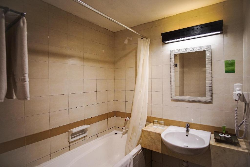 Koupelna v ubytování Sari Ater Hotel & Resort