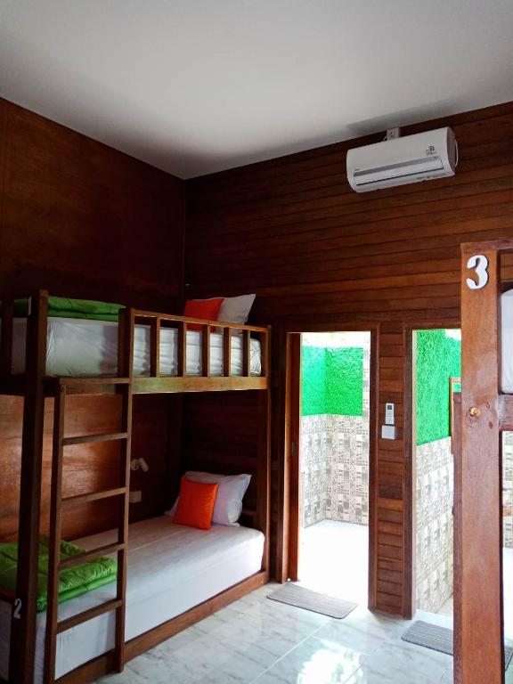 Postel nebo postele na pokoji v ubytování Devadav Hostel (Bunk Bed) Nusa Lembongan