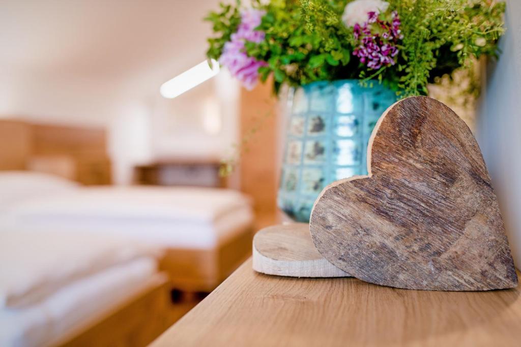 Postel nebo postele na pokoji v ubytování Hotel z'Leithen