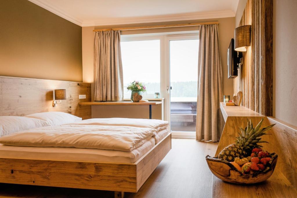 a bedroom with a bed and a bowl of fruit on the floor at Hotel z'Leithen in Weng im Innkreis