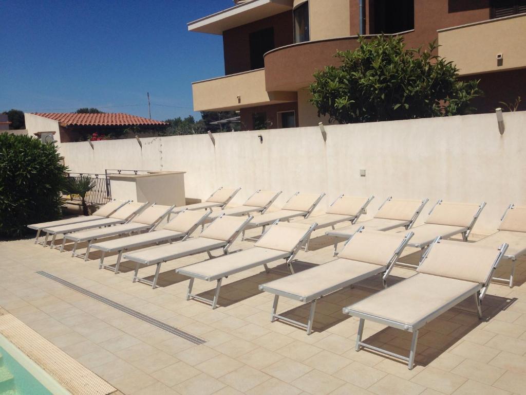The swimming pool at or close to Oasi Tortuga Residence Piscina e barbecue h24
