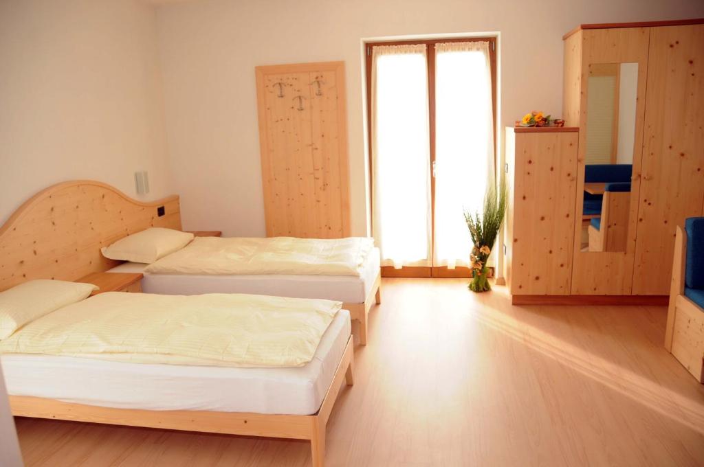 Łóżko lub łóżka w pokoju w obiekcie Agritur alla Veduta