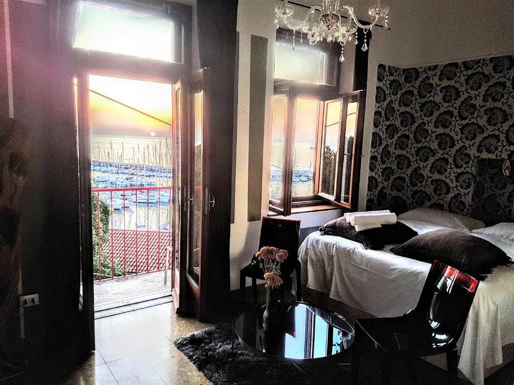 1 dormitorio con cama y ventana con vistas en Hotel Mignon en Trieste