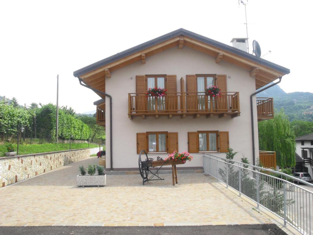 Casa pequeña con balcón y mesa en Agritur alla Veduta en Trento