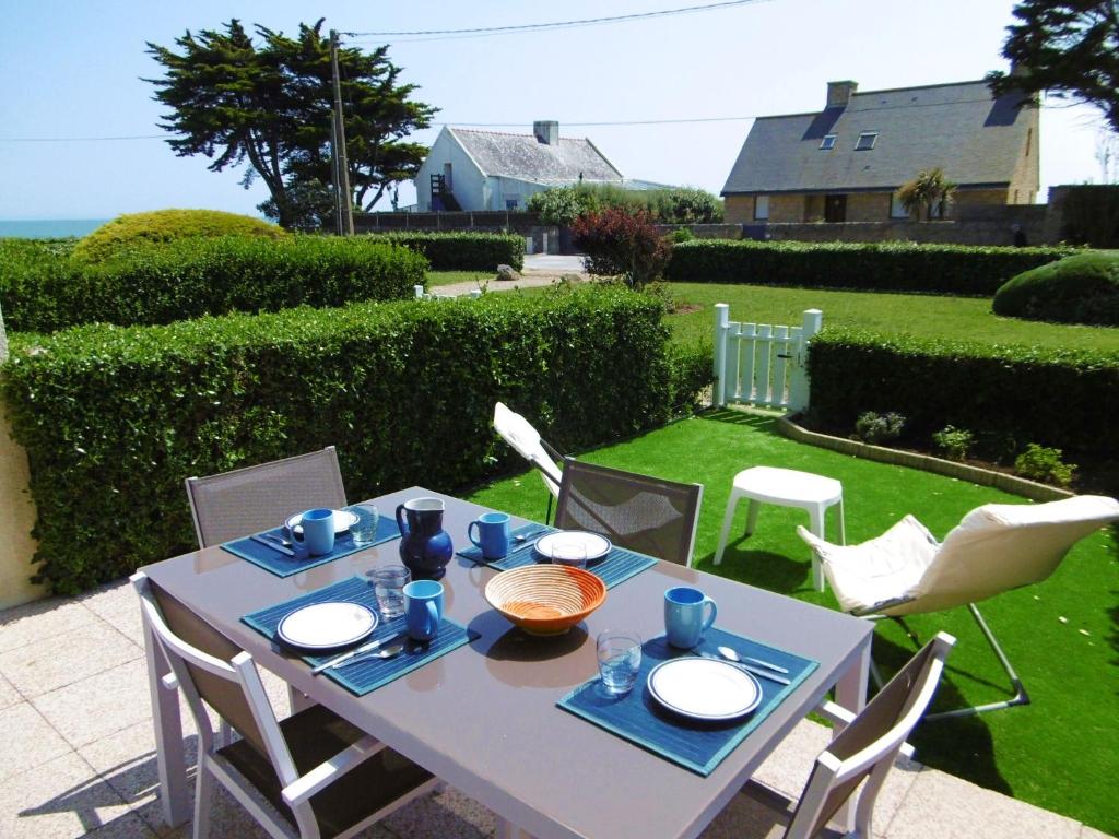 een tafel met blauwe en witte platen erop bij Rozenn in Sarzeau