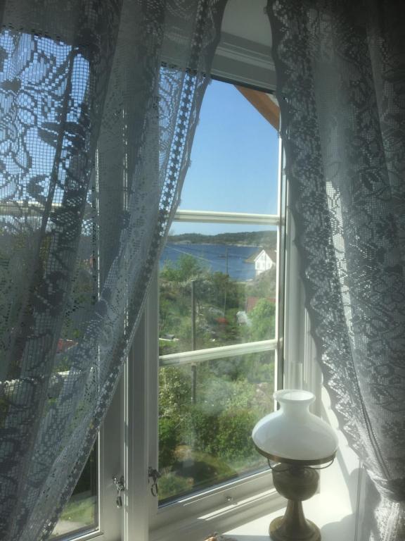 アーレンダールにあるFerieleilighet på Tromøy, Arendalの白いランプが前に見える窓