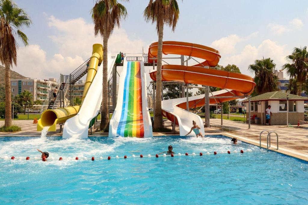 um grupo de pessoas em uma piscina em um parque aquático em Evon Otel em Gazipasa