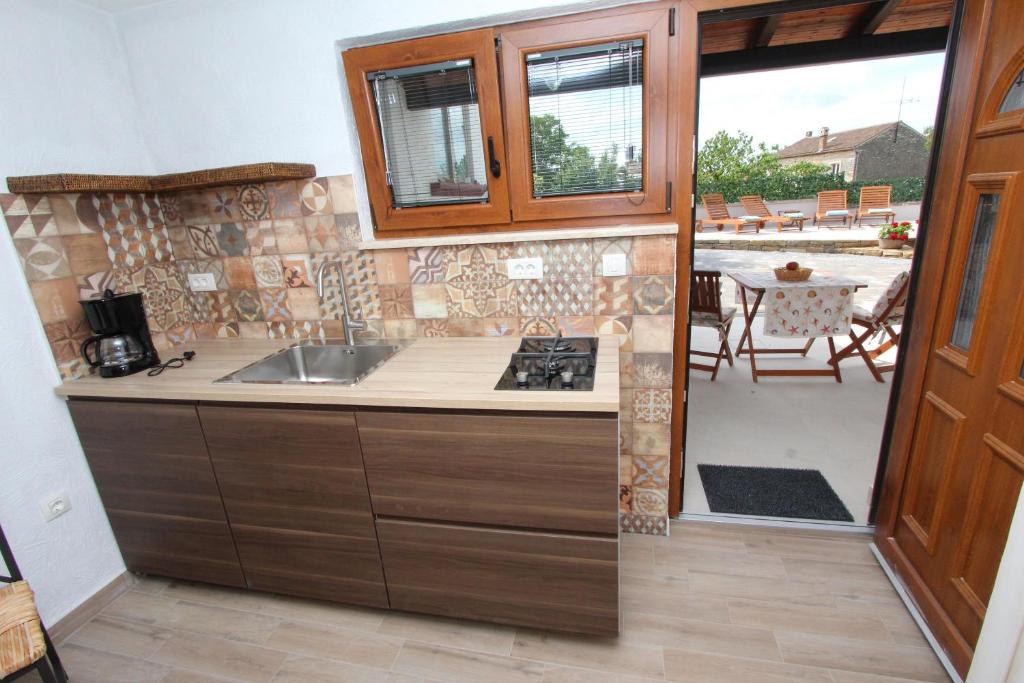 Kuchyňa alebo kuchynka v ubytovaní Apartments Midea 2