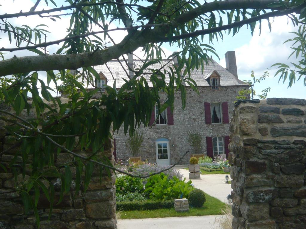 Mont-DolにあるJardin Des Simplesの木の前の古い石造家