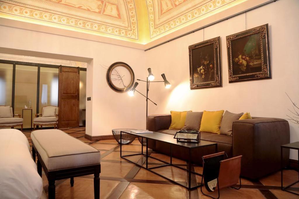 sala de estar con sofá y mesa en Al Palazzetto, en Tívoli