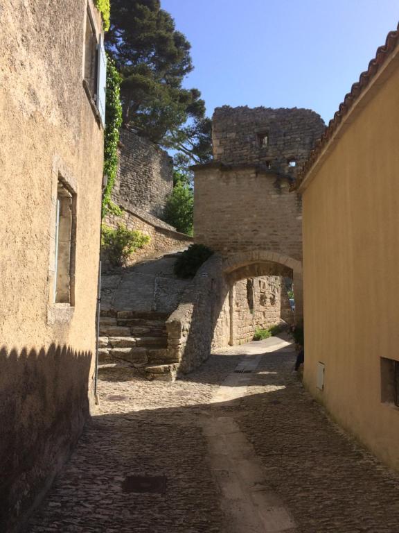 an alley with an archway in an old building at L'Oustaou de Rose in Bonnieux