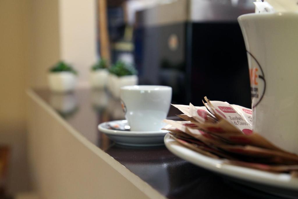 Příslušenství pro přípravu čaje a kávy v ubytování Hotel Sogni D'Oro Airport