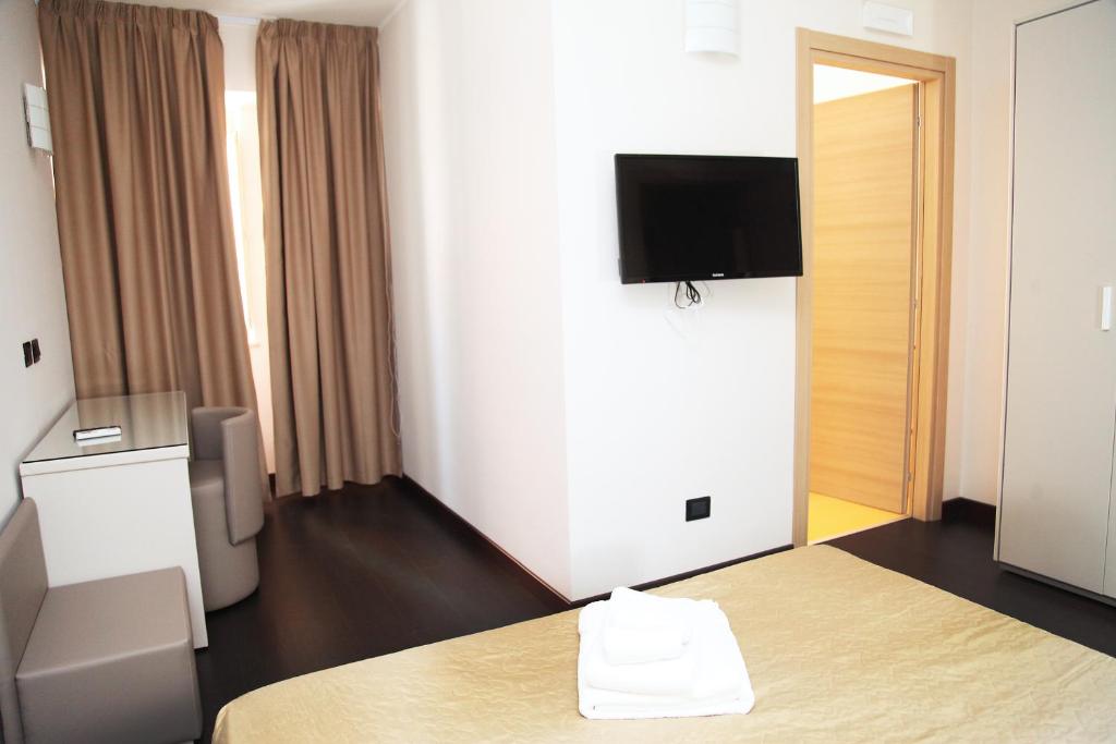 TV a/nebo společenská místnost v ubytování Hotel Sogni D'Oro Airport