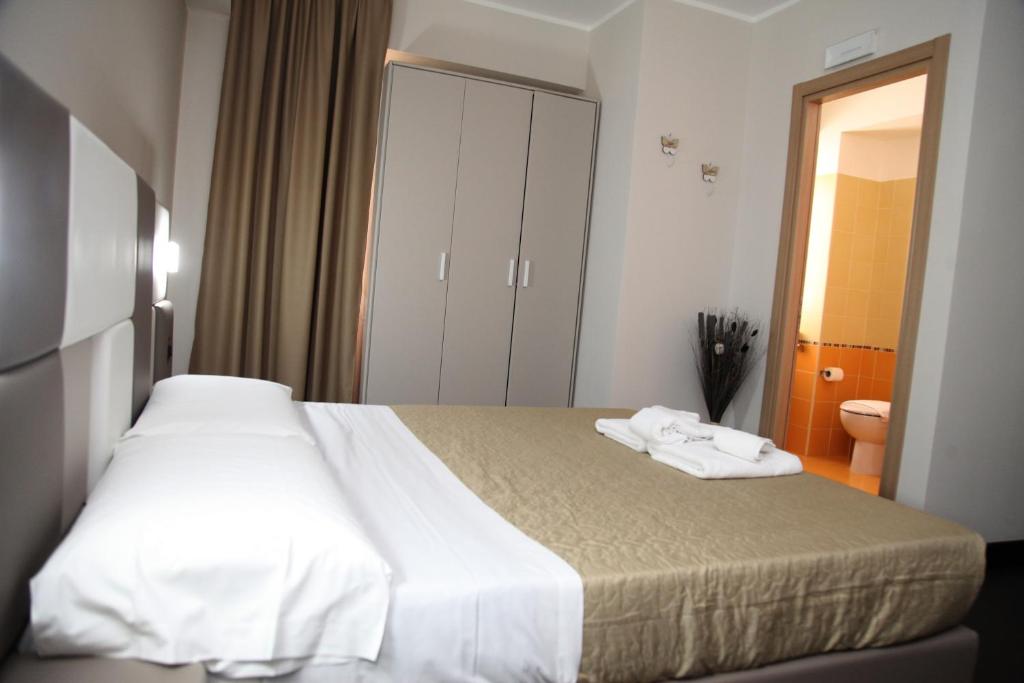 Postel nebo postele na pokoji v ubytování Hotel Sogni D'Oro Airport