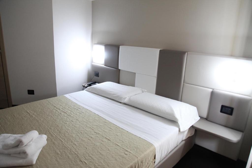 Postel nebo postele na pokoji v ubytování Hotel Sogni D'Oro Airport