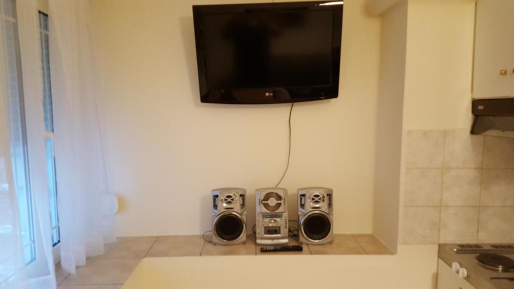 Televízia a/alebo spoločenská miestnosť v ubytovaní Patras Port apartment