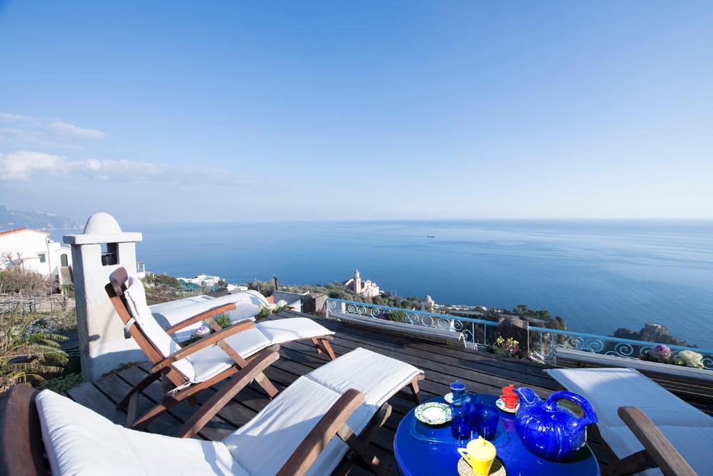 patio con sedie e tavolo con vista sull'oceano di Perla nel blu a Conca dei Marini