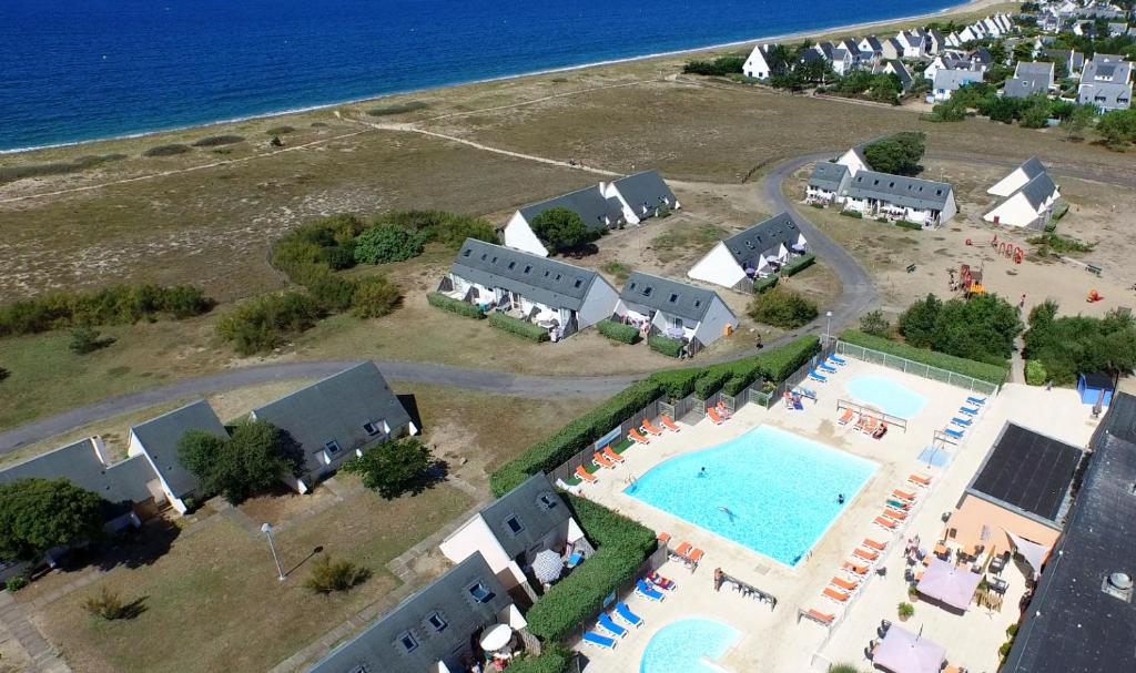 - une vue aérienne sur un complexe avec une piscine dans l'établissement VVF Les Plages de Guérande La Turballe, à La Turballe