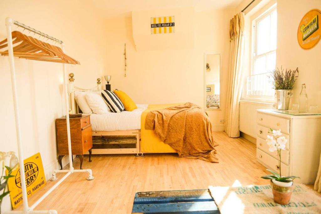 Een bed of bedden in een kamer bij London's East End 2 Bedroom Apartment