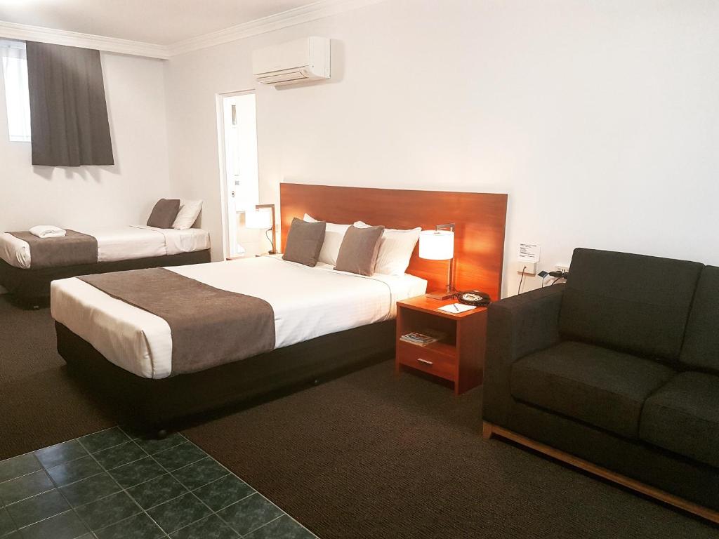 Postel nebo postele na pokoji v ubytování Mid City Motor Inn Singleton