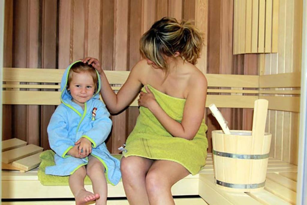 Hosté ubytování Ferienhaus Rubin mit Sauna und Kamin, Reetdachhaus am Walde