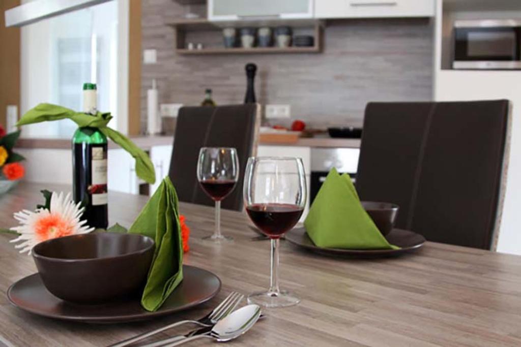 Nápoje v ubytování Ferienhaus Rubin mit Sauna und Kamin, Reetdachhaus am Walde