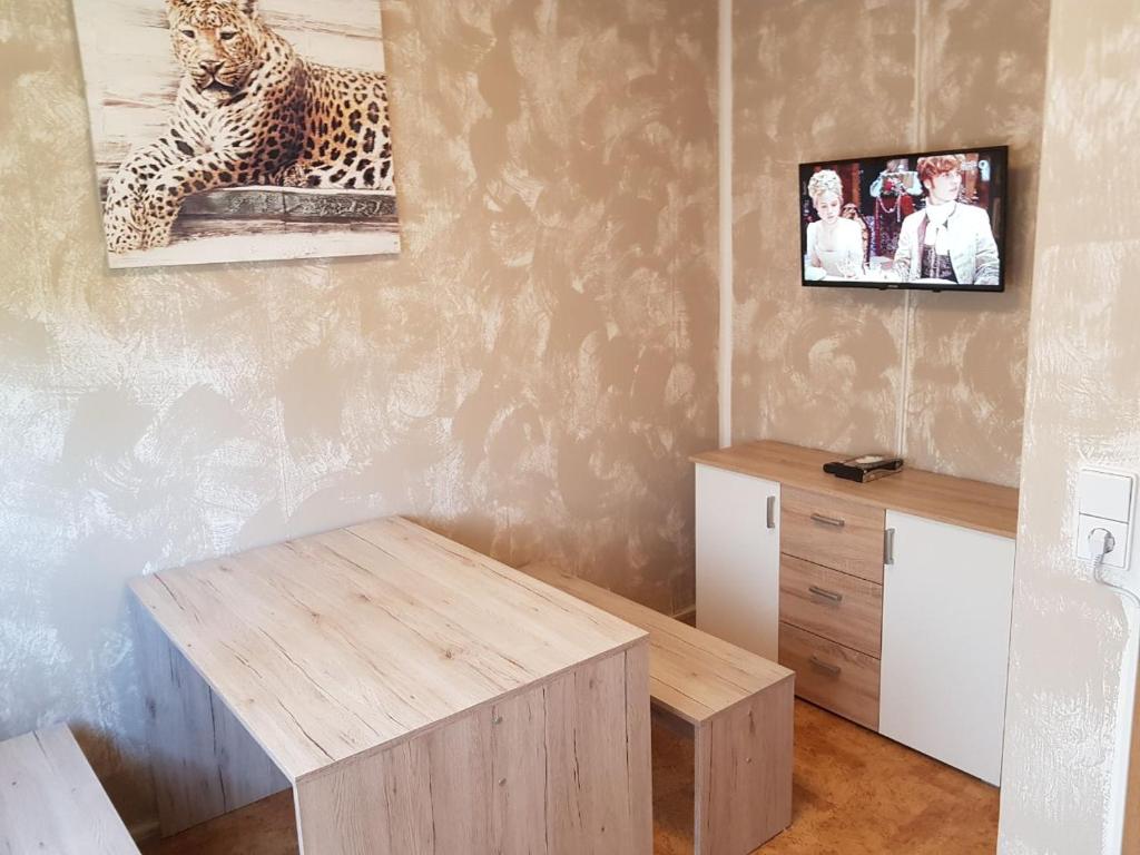 a room with a table and a picture of a leopard at AB Apartment Objekt 26 in Stuttgart