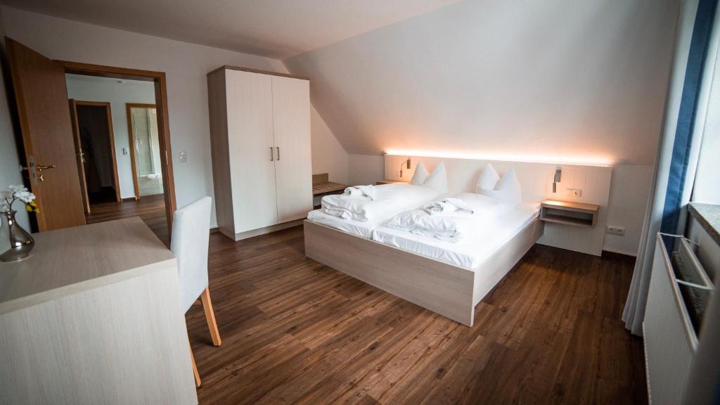 Postel nebo postele na pokoji v ubytování Gasthaus Zur Fähre