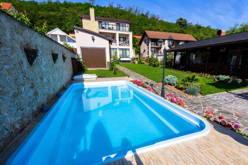 - une piscine en face d'une maison dans l'établissement Casa Andrei, à Orşova