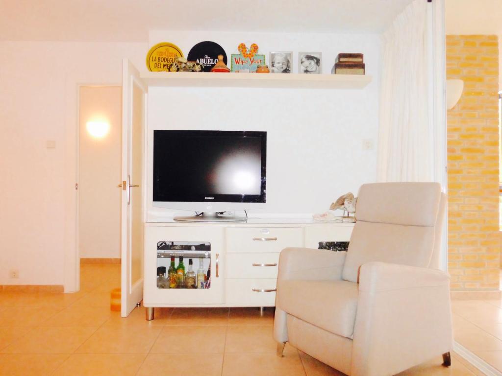 A television and/or entertainment centre at Family and Friends - San Juan Playa