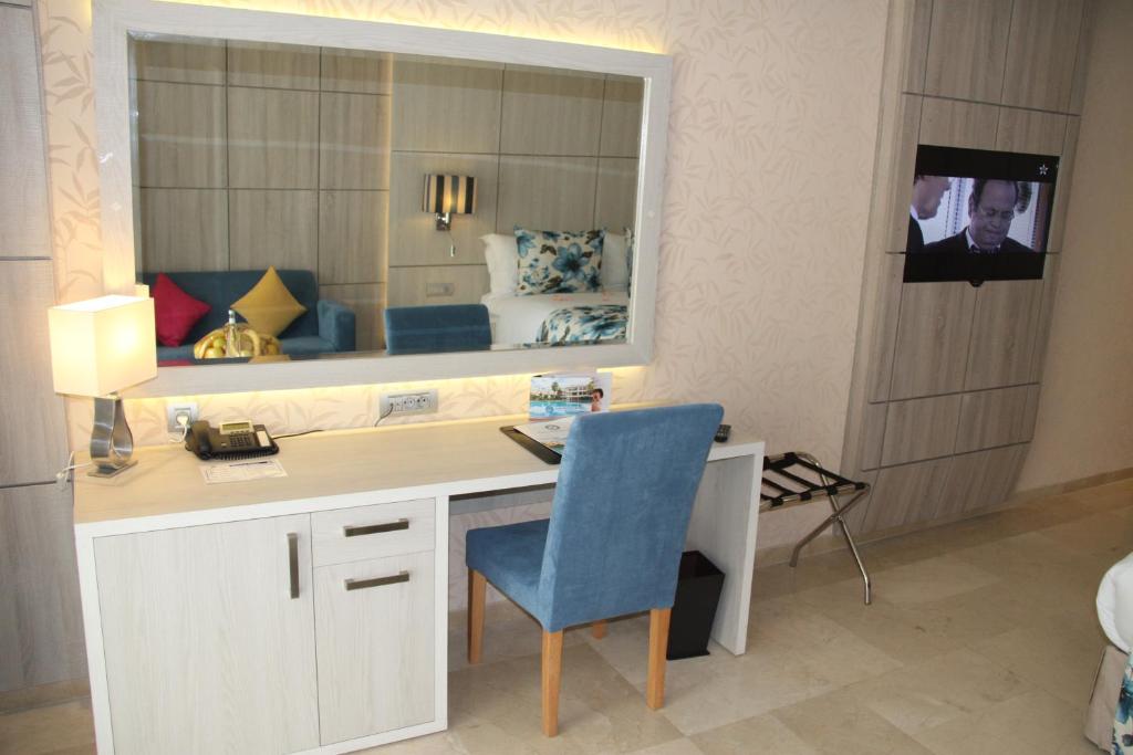 TV a/nebo společenská místnost v ubytování Zaki Hotel
