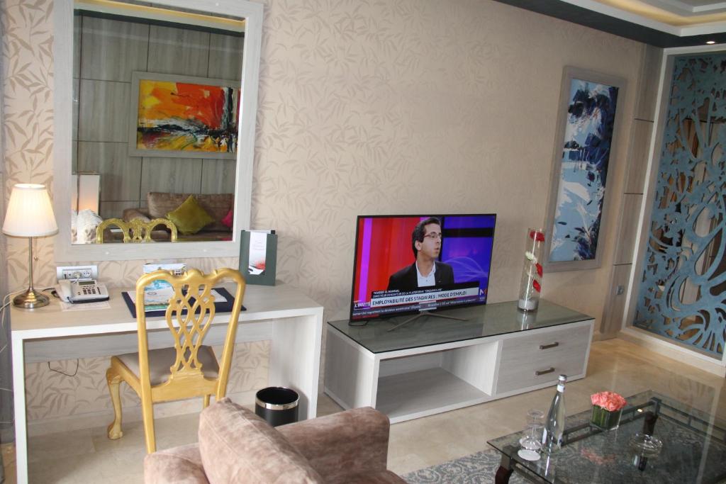 TV a/nebo společenská místnost v ubytování Zaki Hotel