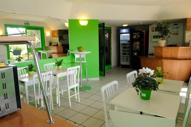 Kuchyň nebo kuchyňský kout v ubytování Lemon Hôtel Avignon Rochefort