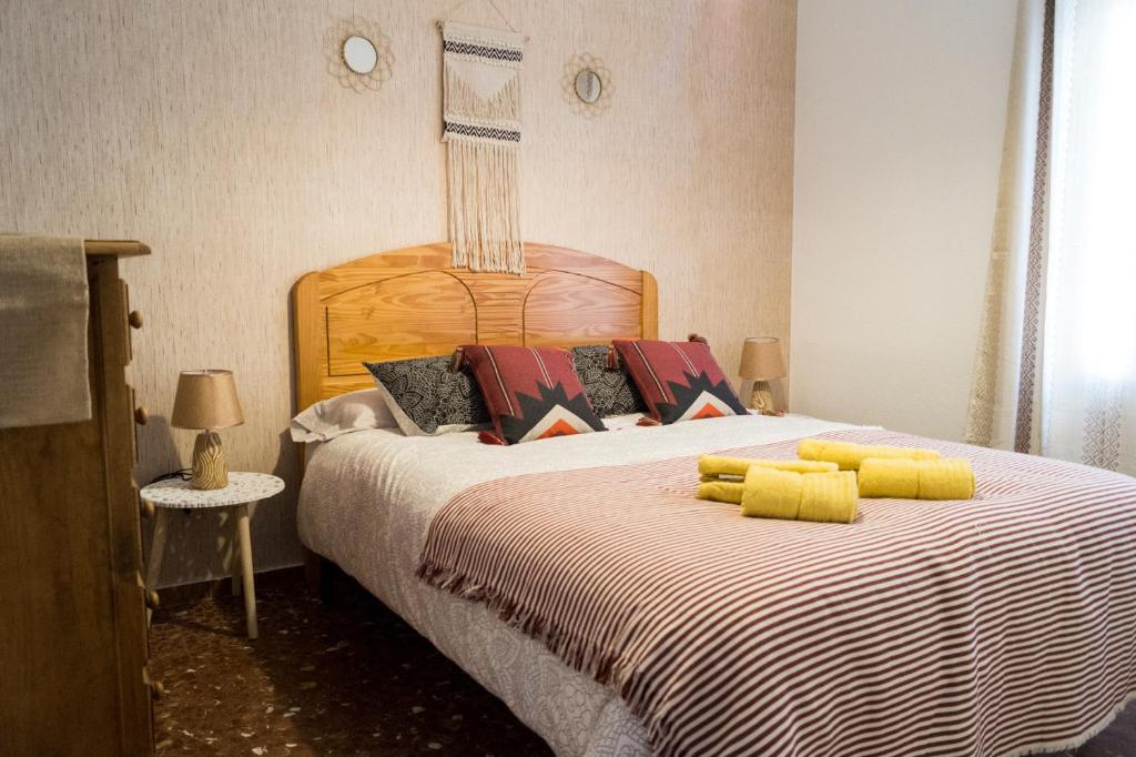コルドバにあるÉtnico (San Basilio)のベッドルーム1室(大型ベッド1台、ストライプ毛布付)