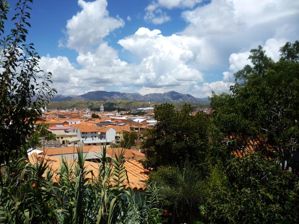 Blick auf eine Stadt mit Gebäuden und Bäumen in der Unterkunft La Selenita in Sucre