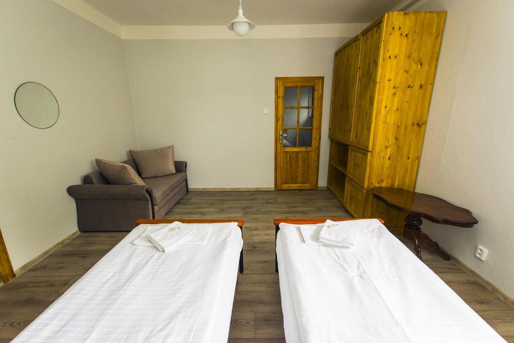 Postel nebo postele na pokoji v ubytování Penzion Klášter