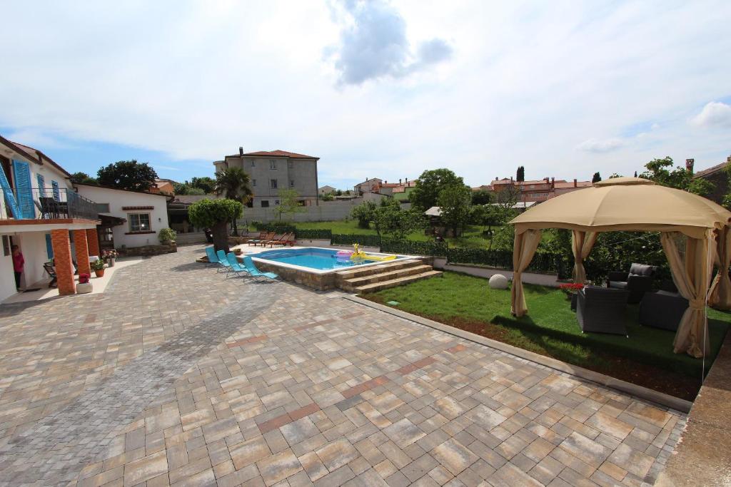 Bazén v ubytovaní Apartments Midea 2 alebo v jeho blízkosti