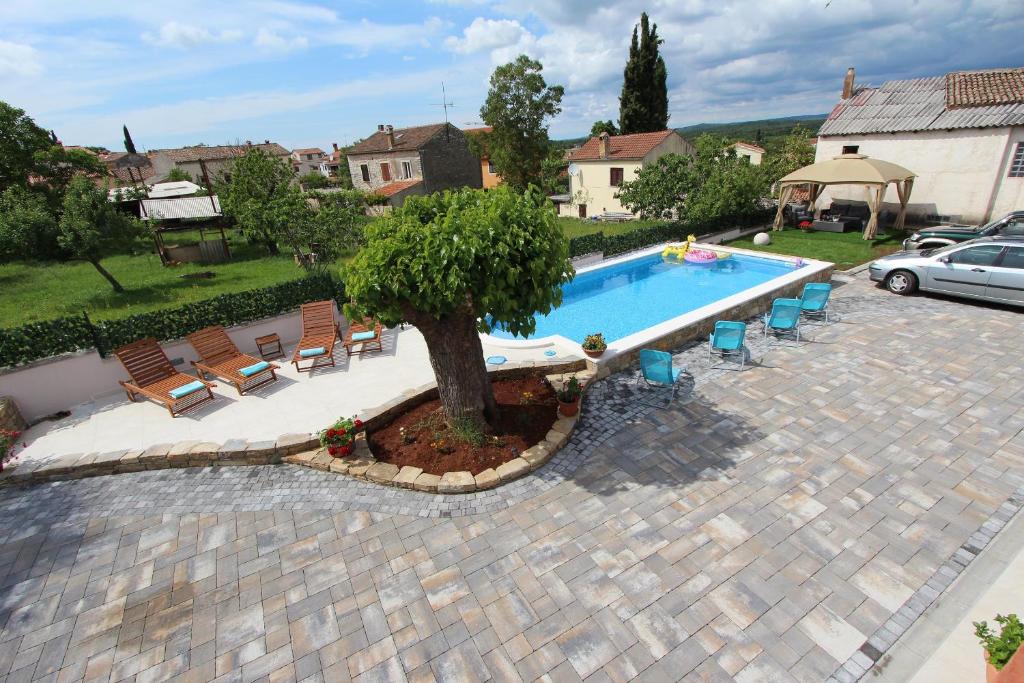 Bazén v ubytovaní Apartments Midea 2 alebo v jeho blízkosti