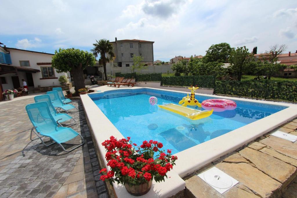 Bazén v ubytovaní Apartments Midea 2 alebo v jeho blízkosti
